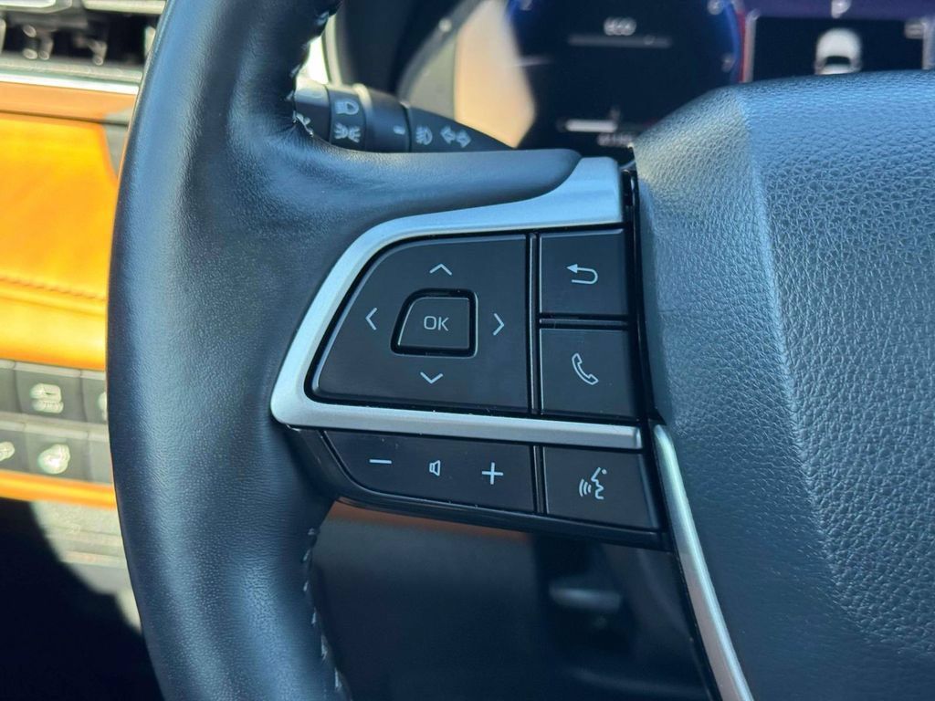 Used 2023 Toyota Highlander Platinum AWD/4WD image 25