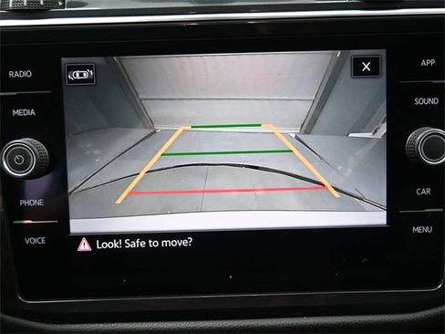 Used 2021 Volkswagen Tiguan SE image 6