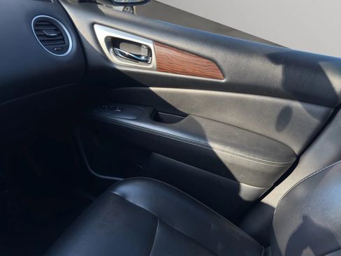 Used 2019 Nissan Pathfinder Platinum FWD image 16