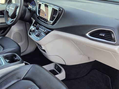 Used 2024 Chrysler Pacifica Touring-L image 26