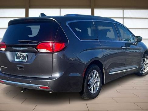 Used 2020 Chrysler Pacifica Touring-L image 2