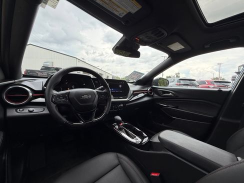 Used 2024 Chevrolet Trax RS w/ Sunroof Package FWD image 24