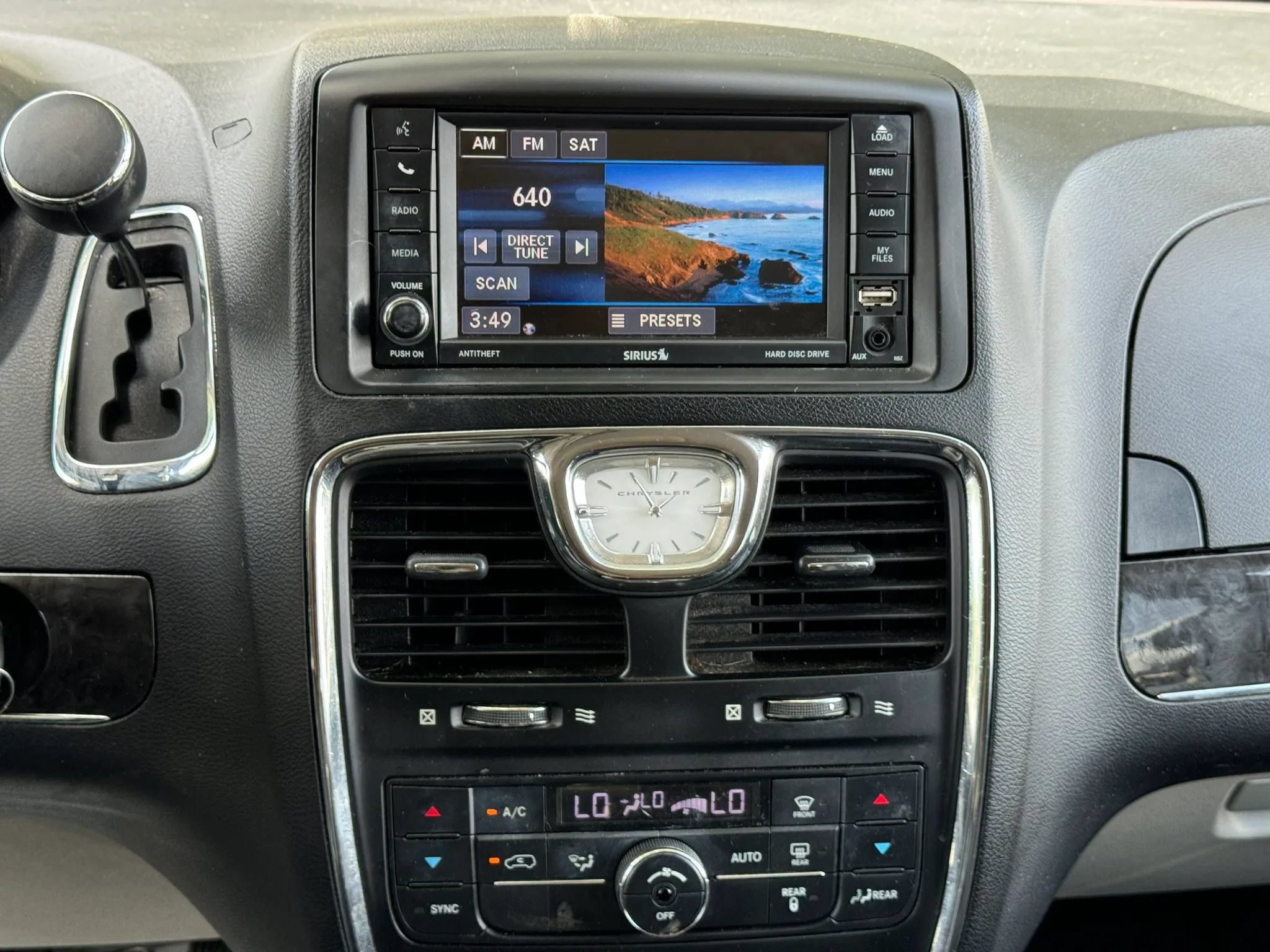 Used 2016 Chrysler Town & Country Touring FWD image 16