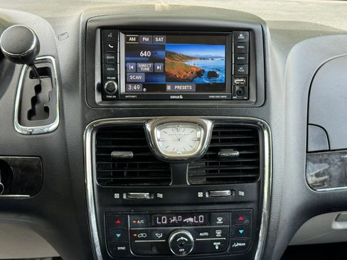 Used 2016 Chrysler Town & Country Touring FWD image 16