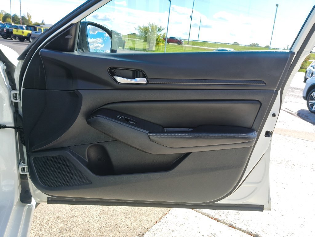 Used 2025 Nissan Altima 2.5 SV FWD image 18