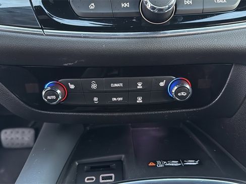 Used 2022 Buick Enclave Essence w/ Sport Touring Edition image 28