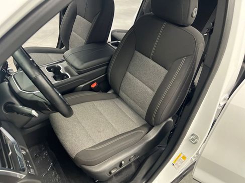 Used 2025 GMC Acadia Elevation image 9