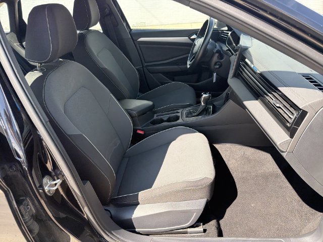 Used 2025 Volkswagen Jetta Sport FWD image 31