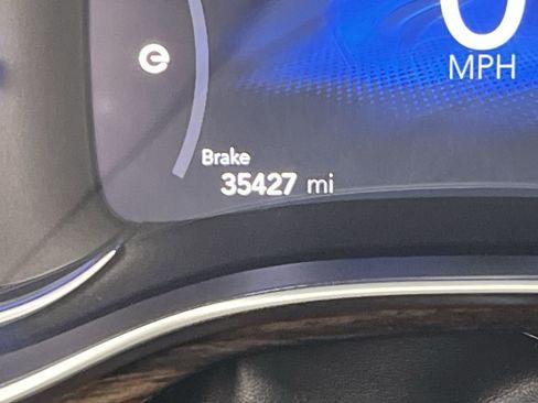 Used 2022 Chrysler Pacifica Limited w/ Uconnect Theater Family Group image 19