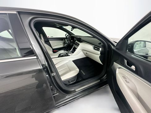 Used 2025 Genesis G70 2.5T image 30