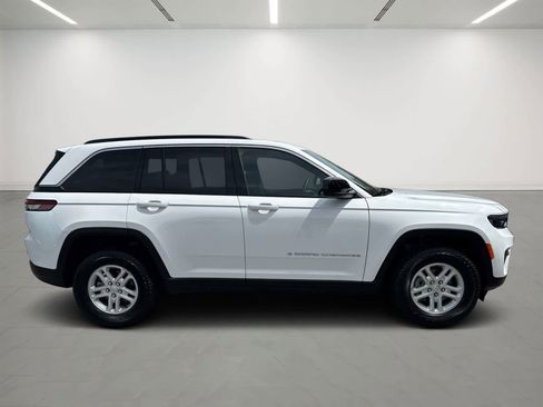 Used 2024 Jeep Grand Cherokee Laredo AWD/4WD image 5