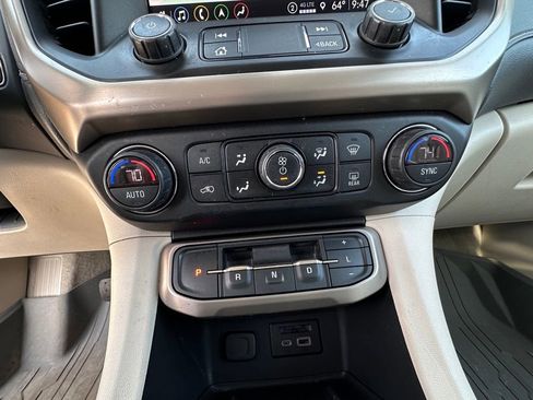 Used 2021 GMC Acadia Denali w/ Denali Ultimate Package AWD/4WD image 32
