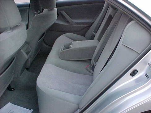 Used 2010 Toyota Camry LE image 11