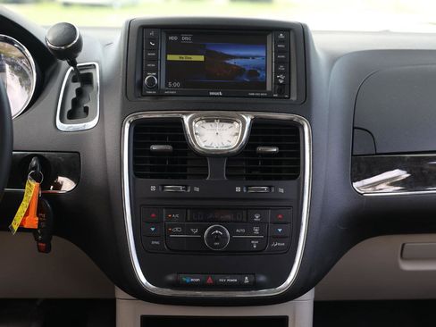Used 2013 Chrysler Town & Country Touring FWD image 34