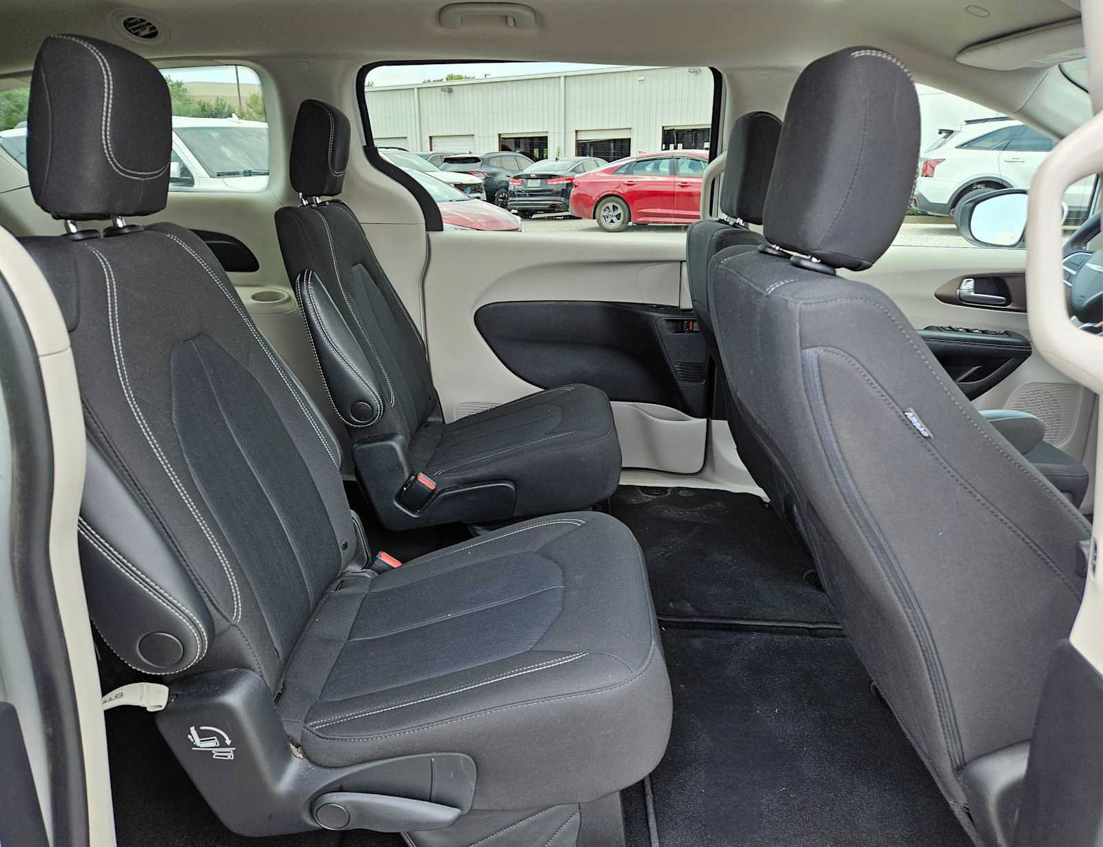 Used 2022 Chrysler Voyager LX FWD image 18