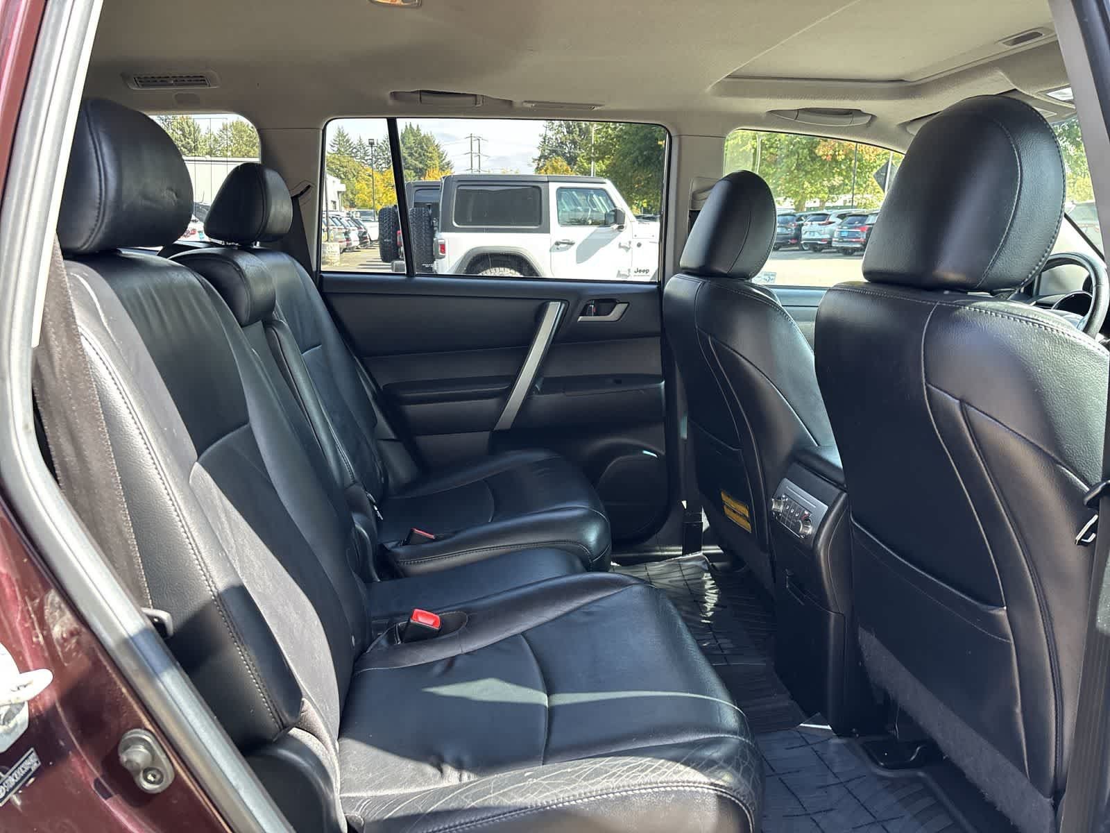 Used 2012 Toyota Highlander SE w/ Tow Pkg AWD/4WD image 8