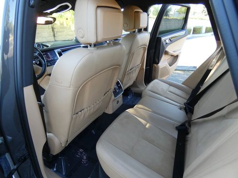 Used 2018 Porsche Macan Sport Edition image 37