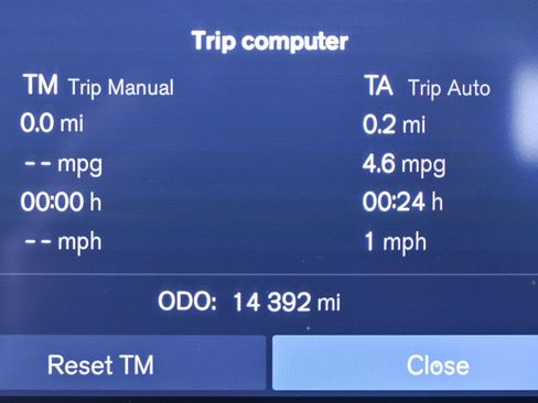 Used 2025 Volvo XC40 B5 Plus image 13