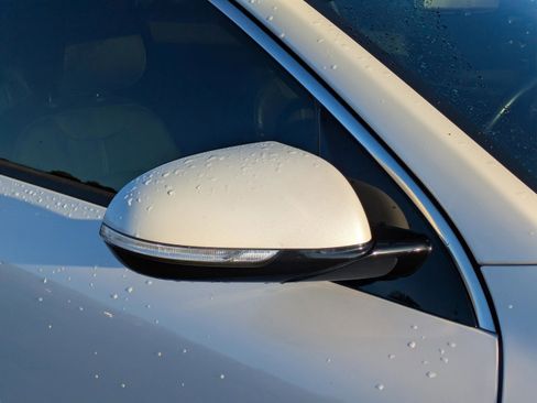 Used 2017 Kia Niro EX image 9