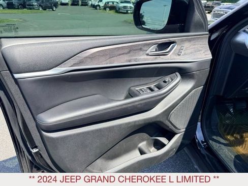 Used 2024 Jeep Grand Cherokee L Limited w/ Black Appearance Package AWD/4WD image 9