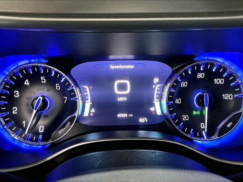 Used 2023 Chrysler Pacifica Touring-L image 14