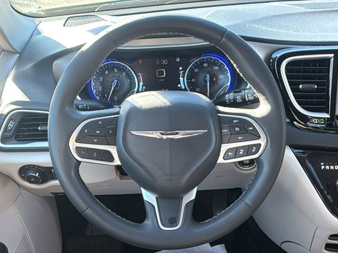 Used 2023 Chrysler Pacifica Touring-L image 19