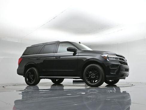 Used 2023 Ford Expedition XLT image 4