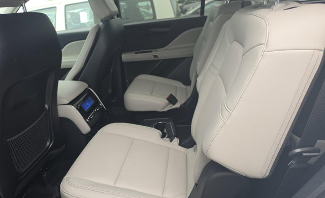 Used 2026 Lincoln Aviator AWD image 14