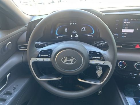 Certified 2025 Hyundai Elantra SE image 18