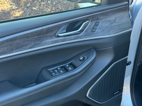 Used 2022 Jeep Grand Cherokee Limited 4xe image 19