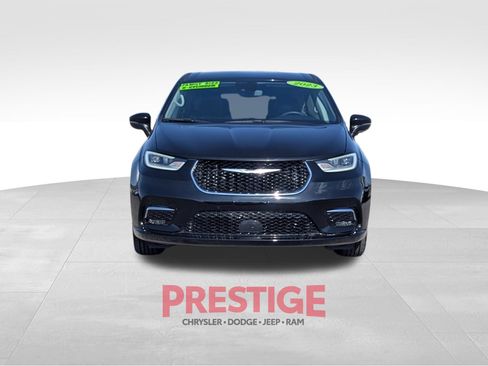 Used 2023 Chrysler Pacifica Touring-L FWD image 3