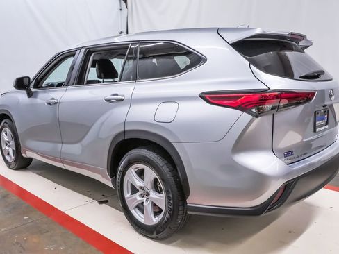 Used 2020 Toyota Highlander LE image 8