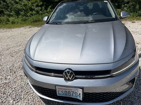 Used 2025 Volkswagen Jetta SE FWD image 5