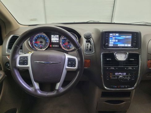 Used 2016 Chrysler Town & Country Touring image 22