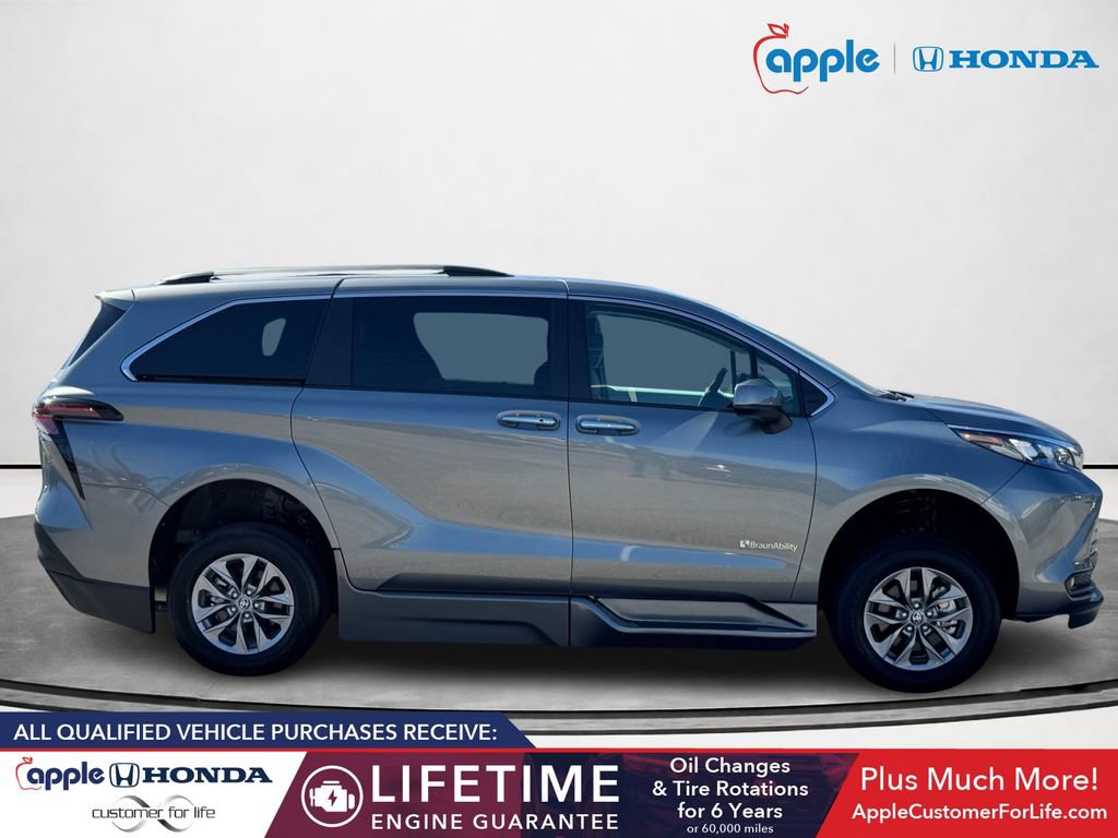 Used 2026 Toyota Sienna XLE FWD image 2
