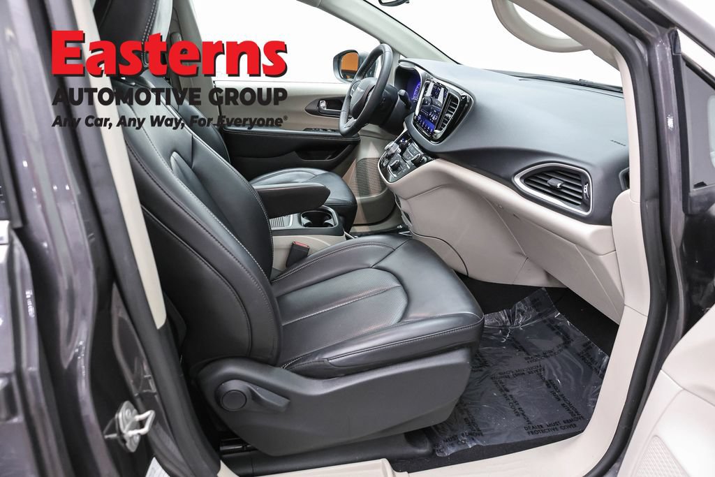 Used 2023 Chrysler Pacifica Touring-L FWD image 27
