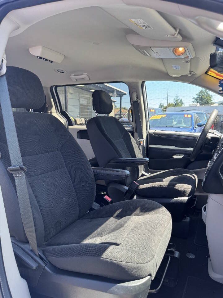 Used 2019 Dodge Grand Caravan SE w/ UConnect Hands-Free Group FWD image 4