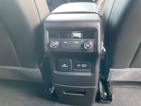 Used 2023 GMC Acadia SLT image 21