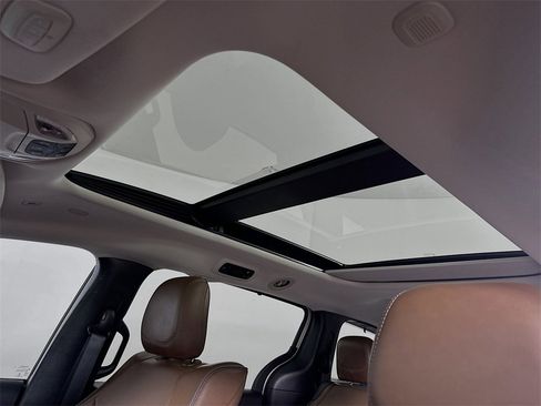 Used 2019 Chrysler Pacifica Limited w/ Tire & Wheel Group image 11