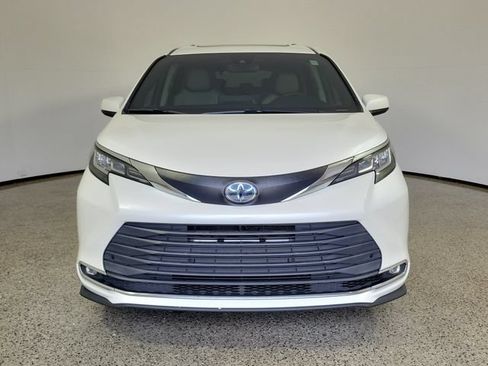 Used 2021 Toyota Sienna XLE FWD image 3