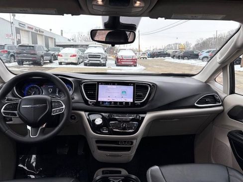 Used 2024 Chrysler Pacifica Touring-L image 13
