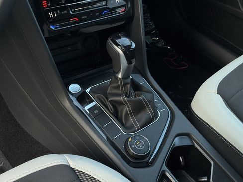 New 2025 Volkswagen Taos SE image 20