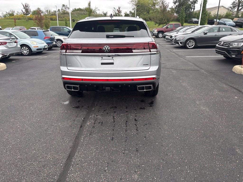 Used 2024 Volkswagen Atlas Cross Sport SEL R-Line AWD/4WD image 10