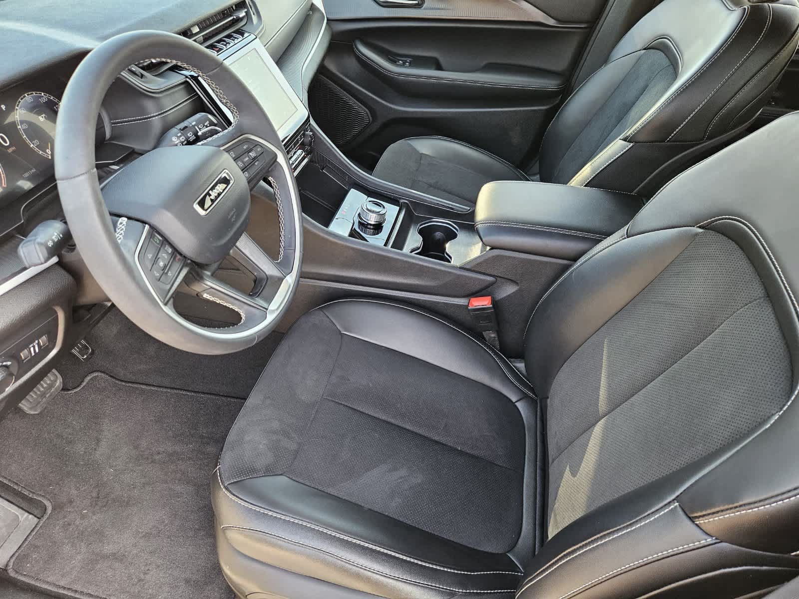 Used 2025 Jeep Grand Cherokee L Altitude RWD image 11
