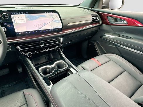 Used 2024 Chevrolet Traverse RS FWD image 25