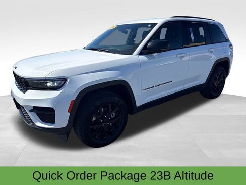Used 2024 Jeep Grand Cherokee Altitude AWD/4WD image 3