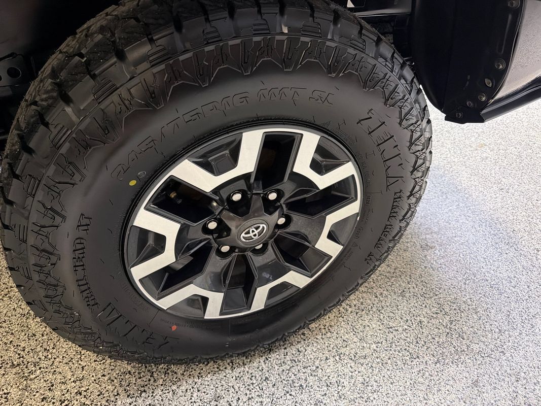 Used 2020 Toyota Tacoma SR5 RWD image 47