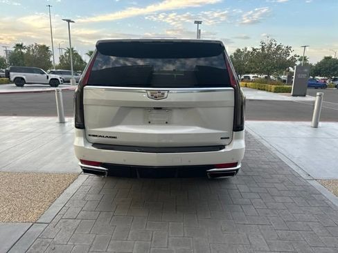Used 2021 Cadillac Escalade Premium Luxury w/ LPO, Illumination Package AWD/4WD image 6