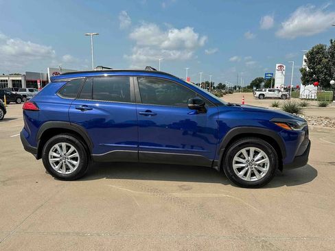 Used 2025 Toyota Corolla Cross LE w/ Moonroof Package FWD image 2