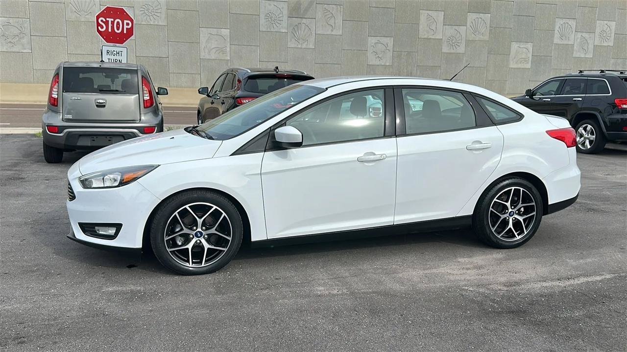 Used 2018 Ford Focus SE w/ SE Appearance Package FWD image 14